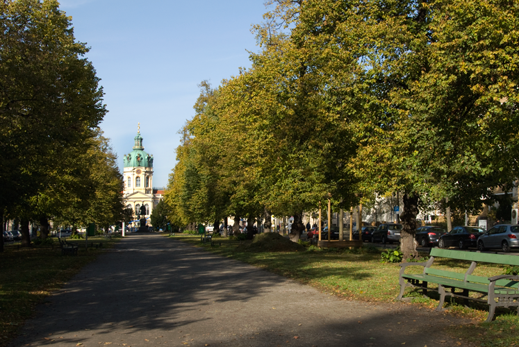 Blick auf das Schloss Charlottenburg (Schloßstraße) - Bild 2 von 4