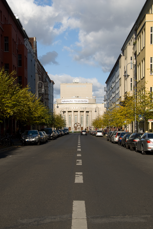 Blick in Richtung »Volksbühne« am Rosa-Luxemburg-Platz - Bild 3 von 4
